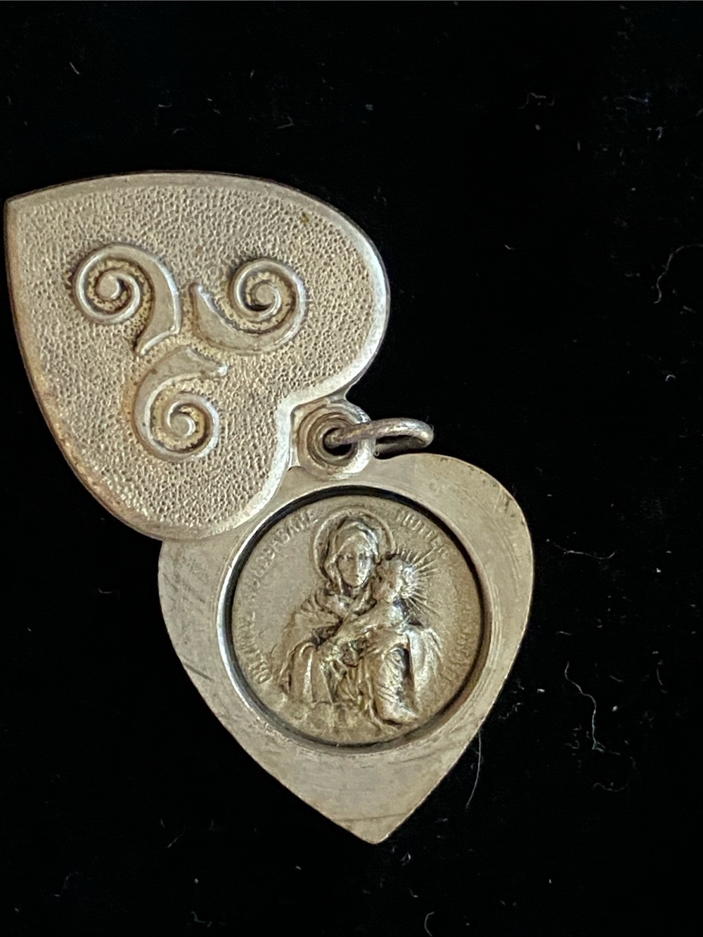 Vintage religious Heart Locket Pendant in Silver Tone Mother Mary vintage
